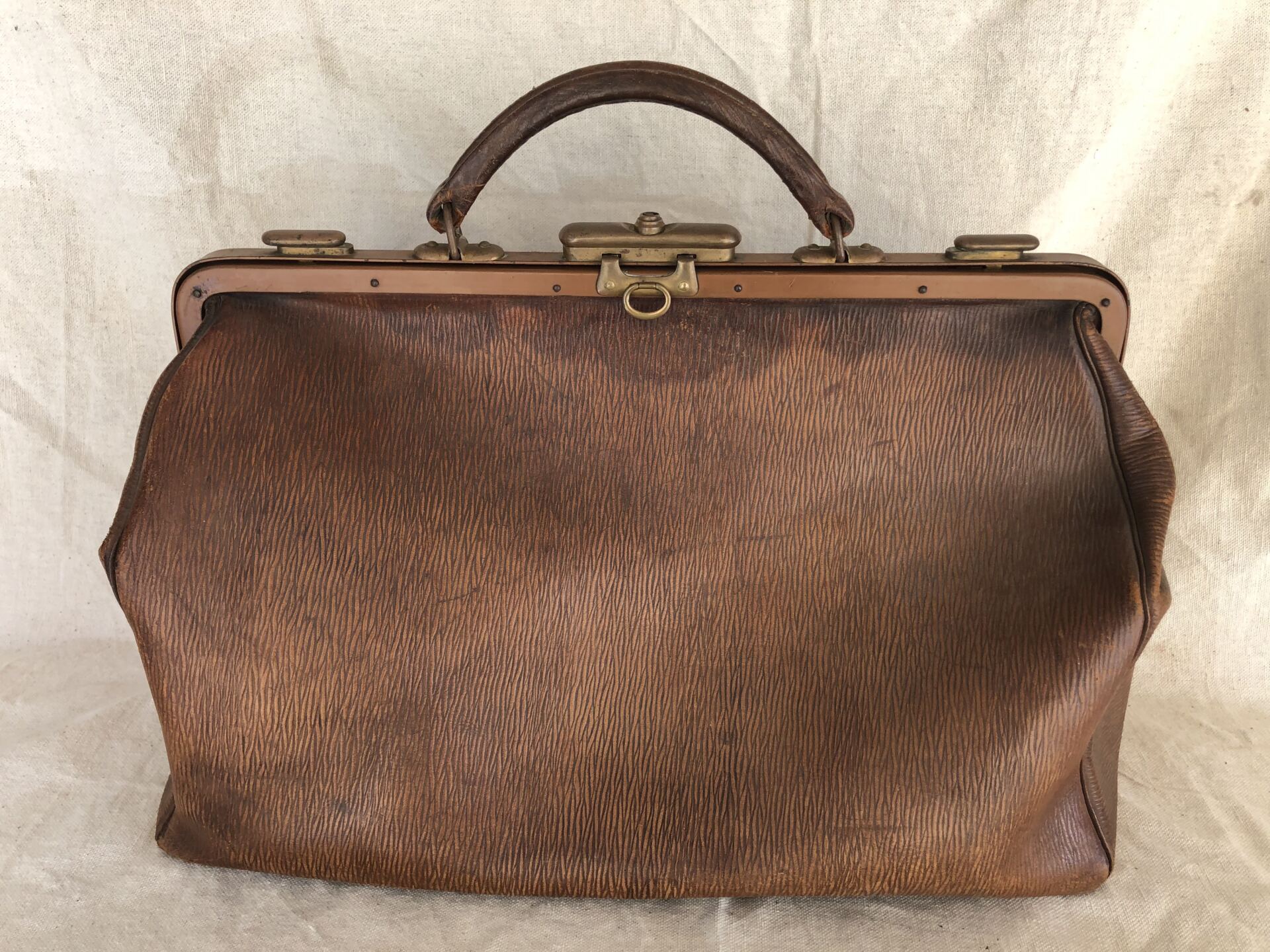 Three Antique Leather Suitcases and a Doctor's Bag! Fantastic decor or ...